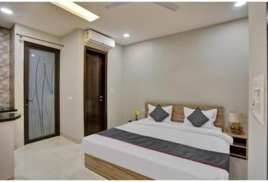 Vibe Hotel Нойда Екстер'єр фото